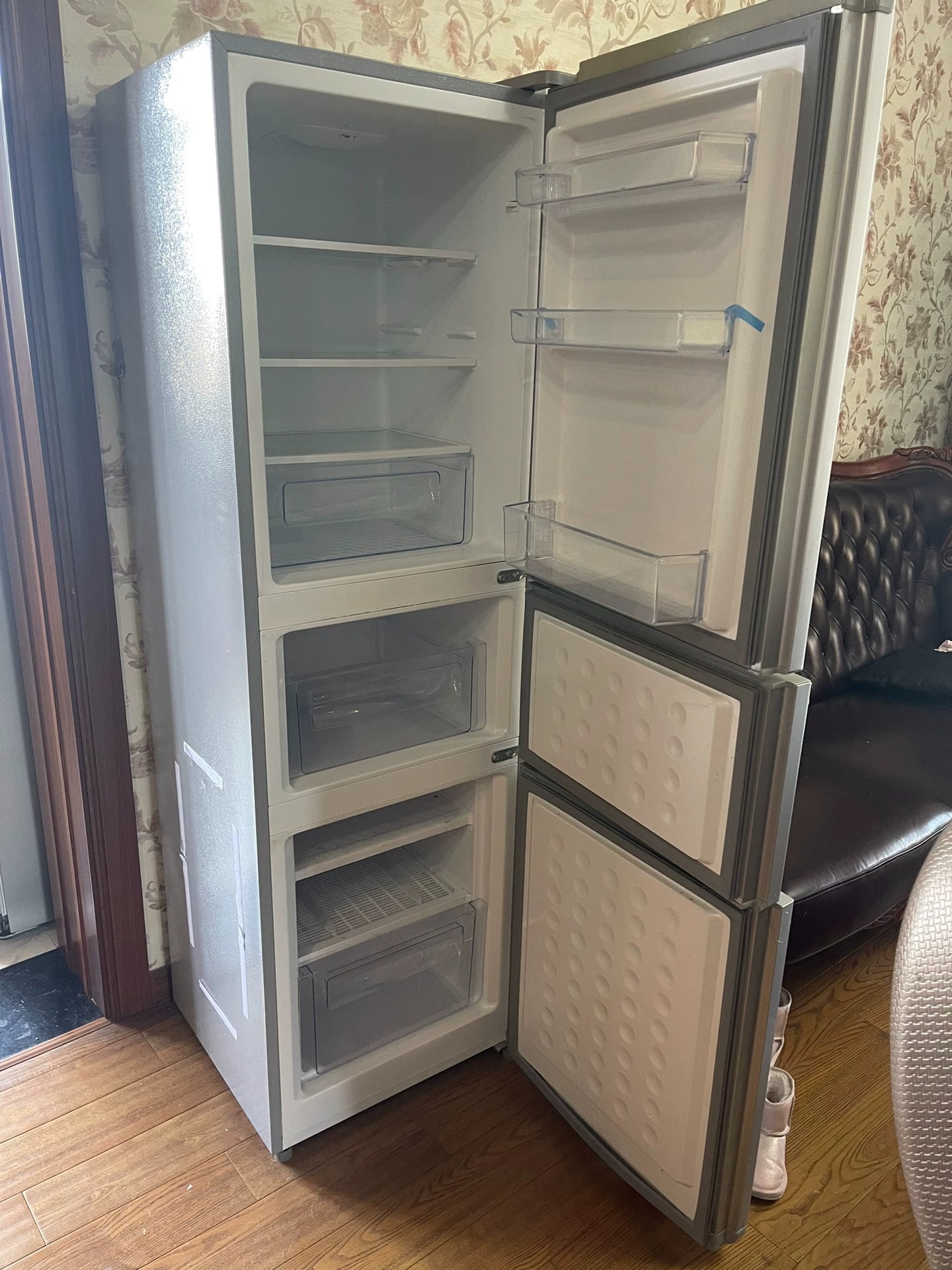 tcl200l3-c三开门冰箱 家里还有一个双开门，主要用那个，这个一直用不太到，出了藤地方，都是好的没有任何问题没有维修过也没有磕碰，内里干净无异味！个人闲置